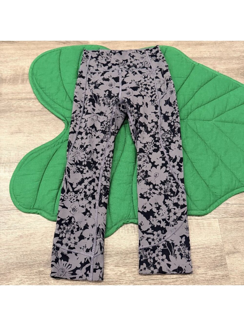 Lululemon Womens Size 2 Black Gray Floral Print  Cropped Leggings Athletic Yoga